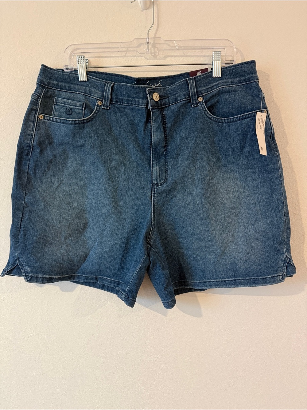 Gloria Vanderbilt Amanda slimming shorts 18